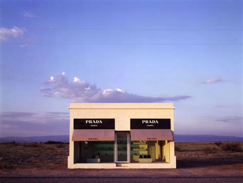 Prada Marfa: il finto negozio disperso nel deserto 